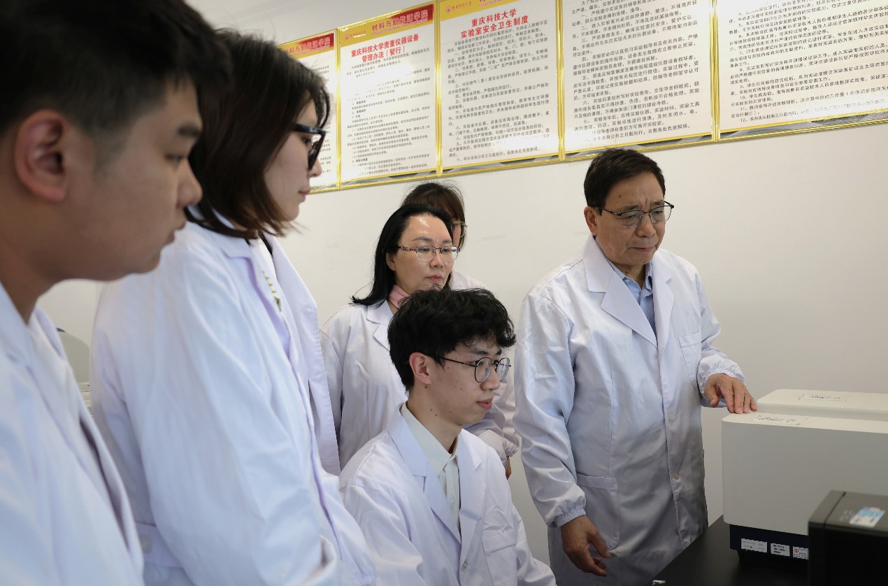 一群男人和女人AI 生成的内容可能不正确。